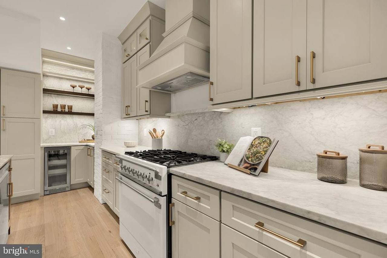 Kitchen range with marble backsplash and brass hardware